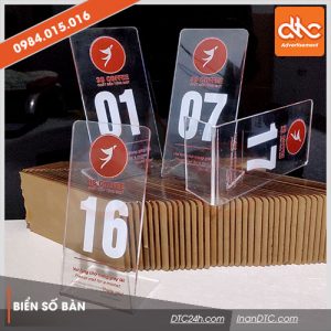 Biển số bàn mica trong suốt